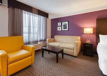 La Quinta Inn & Suites by Wyndham Detroit Utica hotel thumbnail 8