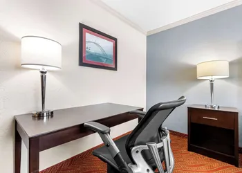 Best Western Plus Parkway Inn hotel thumbnail 5