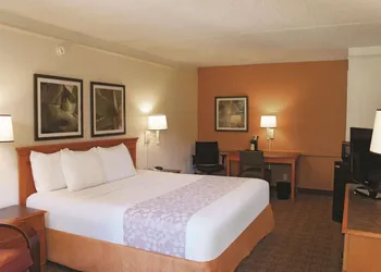 Baymont by Wyndham Houston La Porte hotel thumbnail 6