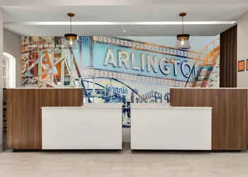 La Quinta Inn & Suites by Wyndham Dallas Arlington South hotel thumbnail 2
