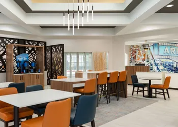 La Quinta Inn & Suites by Wyndham Dallas Arlington South hotel thumbnail 3
