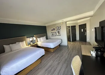 La Quinta Inn & Suites by Wyndham Dallas Arlington South hotel thumbnail 5