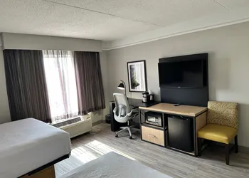 La Quinta Inn & Suites by Wyndham Dallas Arlington South hotel thumbnail 6