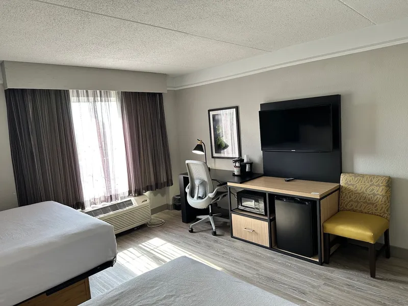 La Quinta Inn & Suites by Wyndham Dallas Arlington South hotel detail image 6