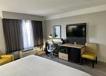 La Quinta Inn & Suites by Wyndham Dallas Arlington South hotel thumbnail 7