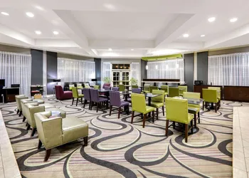 La Quinta Inn & Suites by Wyndham Dallas North Central hotel thumbnail 2