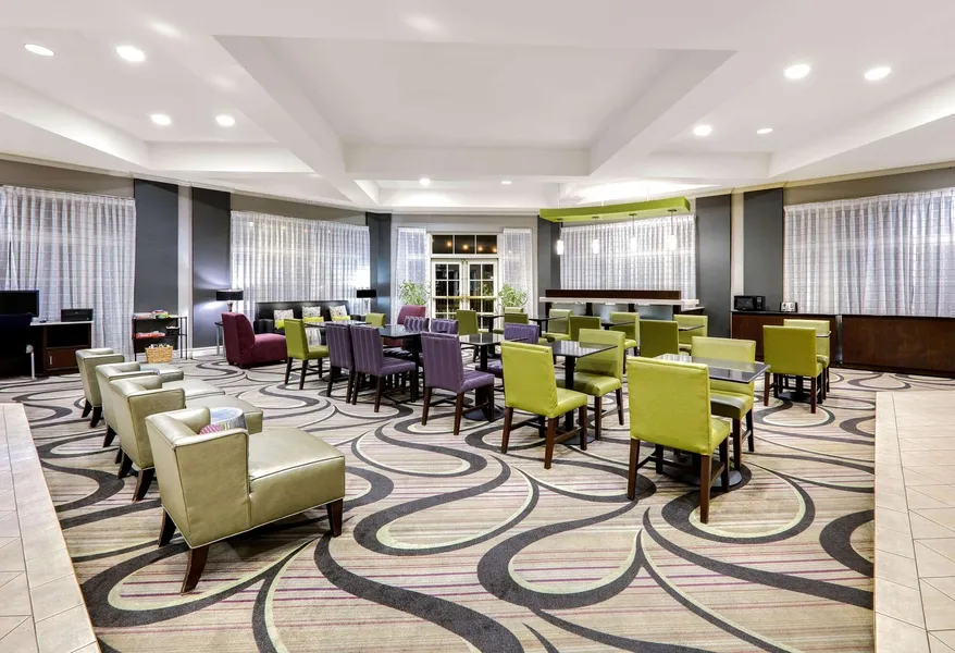 La Quinta Inn & Suites by Wyndham Dallas North Central hotel detail image 2