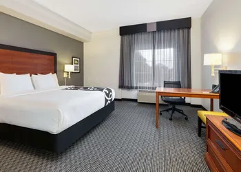 La Quinta Inn & Suites by Wyndham Dallas North Central hotel thumbnail 5