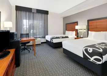 La Quinta Inn & Suites by Wyndham Dallas North Central hotel thumbnail 6