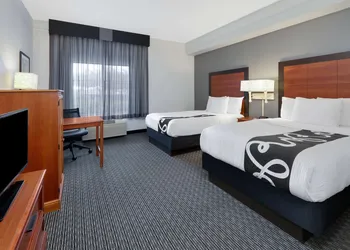 La Quinta Inn & Suites by Wyndham Dallas North Central hotel thumbnail 7