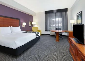 La Quinta Inn & Suites by Wyndham Dallas North Central hotel thumbnail 8