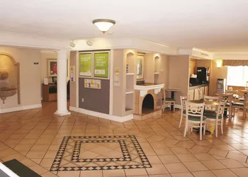 La Quinta Inn by Wyndham Kansas City Lenexa hotel thumbnail 2