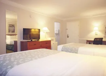 La Quinta Inn by Wyndham Kansas City Lenexa hotel thumbnail 6