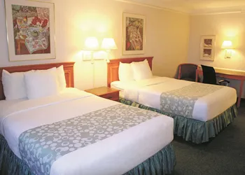 La Quinta Inn by Wyndham Kansas City Lenexa hotel thumbnail 8