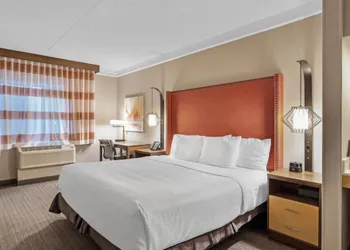 La Quinta Inn & Suites by Wyndham San Francisco Airport N hotel thumbnail 3
