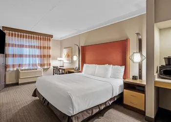 La Quinta Inn & Suites by Wyndham San Francisco Airport N hotel thumbnail 7