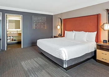 La Quinta Inn & Suites by Wyndham San Francisco Airport N hotel thumbnail 8