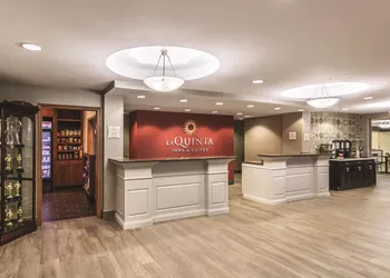 La Quinta Inn & Suites by Wyndham Fargo-Medical Center hotel thumbnail 2