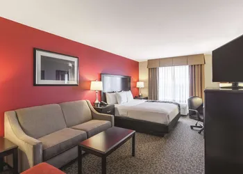 La Quinta Inn & Suites by Wyndham Fargo-Medical Center hotel thumbnail 6