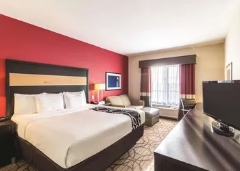 La Quinta Inn & Suites by Wyndham Fargo-Medical Center hotel thumbnail 7