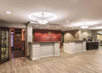 La Quinta Inn & Suites by Wyndham Fargo-Medical Center hotel thumbnail 2