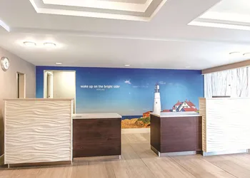 La Quinta Inn & Suites by Wyndham Portland DT/Maine Med hotel thumbnail 3