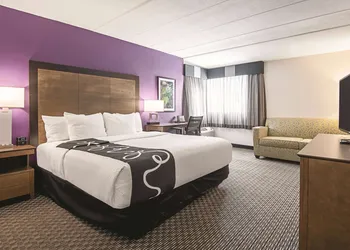 La Quinta Inn & Suites by Wyndham Portland DT/Maine Med hotel thumbnail 5