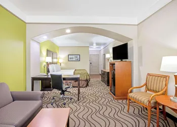 La Quinta Inn & Suites by Wyndham Corpus Christi Airport hotel thumbnail 6