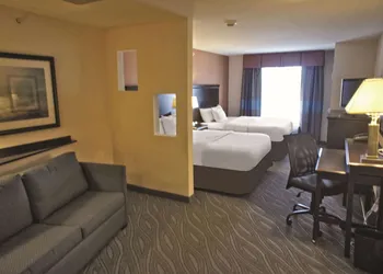 La Quinta Inn & Suites by Wyndham Edmond hotel thumbnail 7