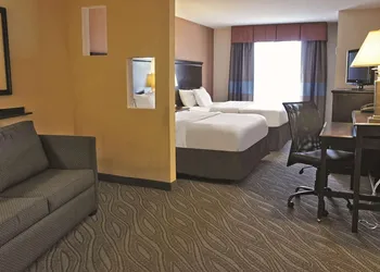 La Quinta Inn & Suites by Wyndham Edmond hotel thumbnail 8