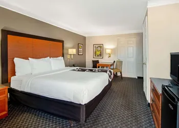 La Quinta Inn by Wyndham Santa Fe hotel thumbnail 8