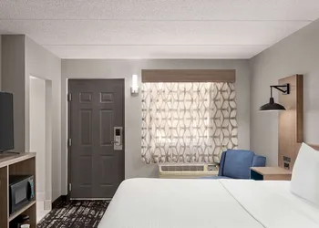 La Quinta Inn by Wyndham Temple hotel thumbnail 4