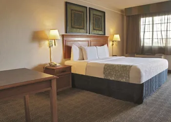 La Quinta Inn by Wyndham Albuquerque Airport hotel thumbnail 8