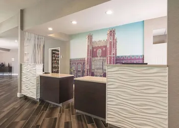 La Quinta Inn & Suites by Wyndham Oklahoma City Norman hotel thumbnail 2