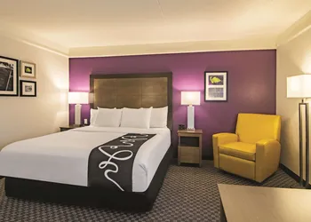 La Quinta Inn & Suites by Wyndham Oklahoma City Norman hotel thumbnail 5