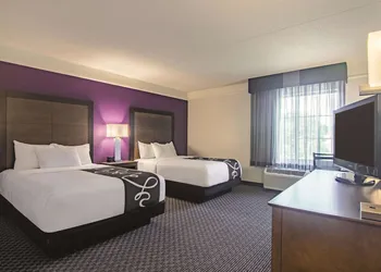 La Quinta Inn & Suites by Wyndham Oklahoma City Norman hotel thumbnail 7