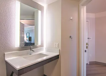 La Quinta Inn & Suites by Wyndham Oklahoma City Norman hotel thumbnail 8
