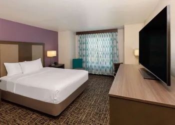 La Quinta Inn & Suites by Wyndham Rockwall hotel thumbnail 6