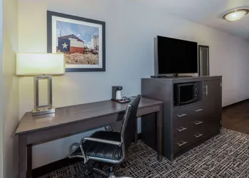 La Quinta Inn & Suites by Wyndham Rockwall hotel thumbnail 7