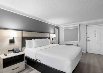 La Quinta Inn by Wyndham Stockton hotel thumbnail 8