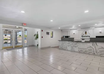La Quinta Inn by Wyndham Stockton hotel thumbnail 2