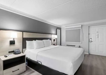 La Quinta Inn by Wyndham Stockton hotel thumbnail 8