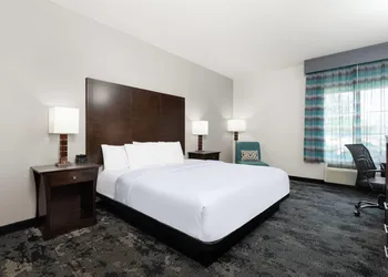 La Quinta Inn & Suites by Wyndham Columbus - Edinburgh hotel thumbnail 5