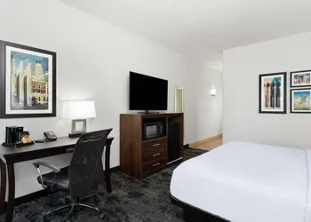 La Quinta Inn & Suites by Wyndham Columbus - Edinburgh hotel thumbnail 6