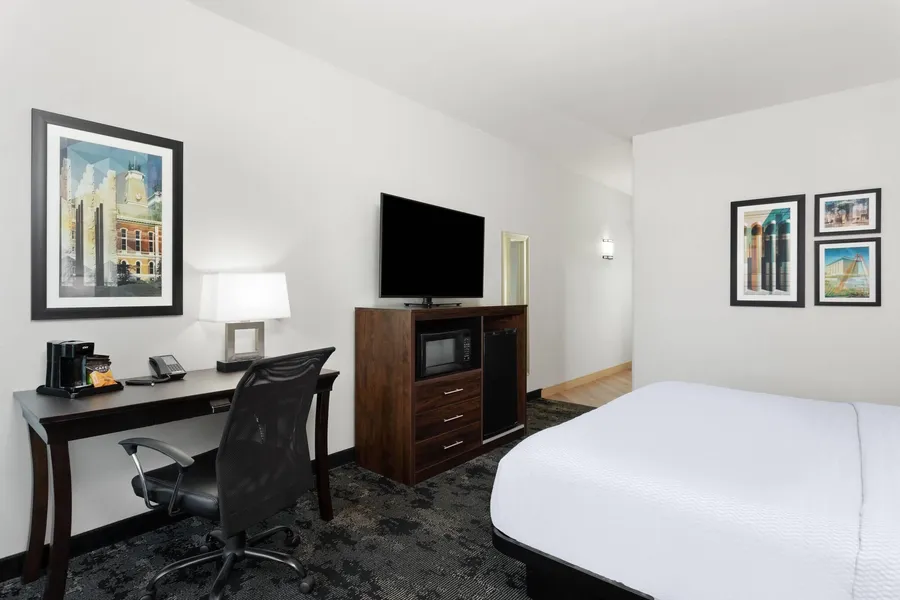 La Quinta Inn & Suites by Wyndham Columbus - Edinburgh hotel detail image 6