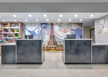 La Quinta Inn & Suites by Wyndham Paris hotel thumbnail 2