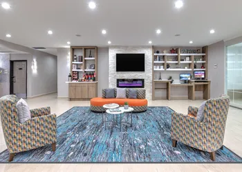 La Quinta Inn & Suites by Wyndham Paris hotel thumbnail 3
