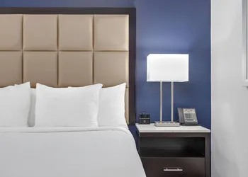 La Quinta Inn & Suites by Wyndham Paris hotel thumbnail 5