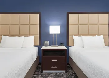 La Quinta Inn & Suites by Wyndham Paris hotel thumbnail 6