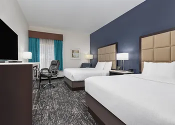 La Quinta Inn & Suites by Wyndham Paris hotel thumbnail 7